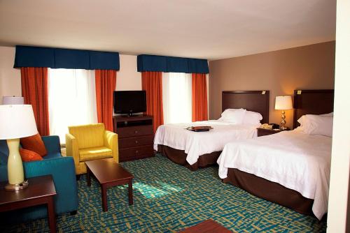 阿马里洛西阿马里洛汉普顿套房酒店的酒店客房,配有两张床和椅子