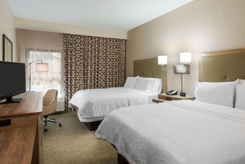 博尼塔斯普林斯博尼塔斯普林斯那不勒斯北汉普顿酒店的酒店客房设有两张床和一台平面电视。
