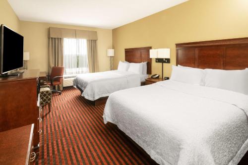 卡温顿卡温顿汉普顿酒店的酒店客房设有两张床和一台平面电视。