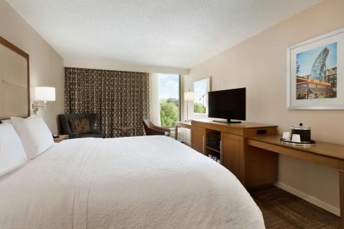 亚特兰大亚特兰大-巴克海特汉普顿酒店的酒店客房配有一张床和一张书桌及一台电视