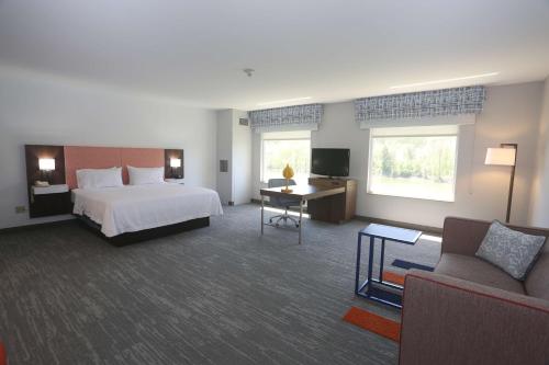 Owego奥韦戈奥韦戈旅馆的酒店客房,配有床和沙发