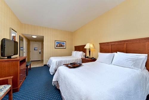 埃尔斯沃思埃尔斯沃思汉普顿酒店的酒店客房设有两张床和一台平面电视。