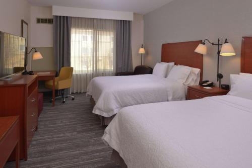 贝克斯菲尔德贝克斯菲尔德机场北汉普顿套房酒店的酒店客房配有两张床和一张书桌
