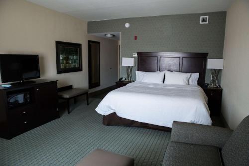 俾斯麦俾斯麦西北汉普顿酒店的配有一张床和一台平面电视的酒店客房
