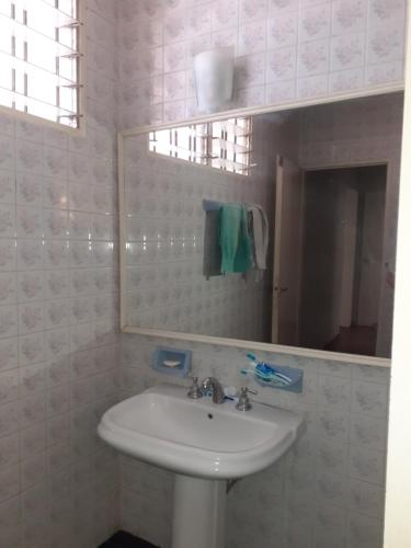 康考迪亚Habitación en peatonal de Concordia 25000 PESOS LA NOCHE的浴室设有白色水槽和镜子