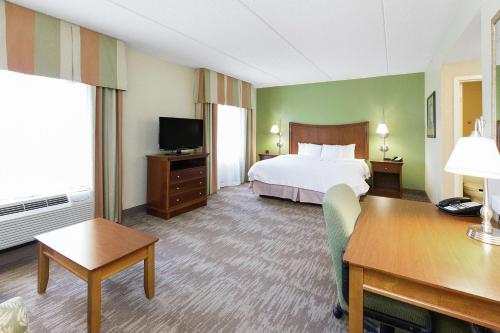 Blairsville布莱尔斯维尔希尔顿恒庭旅馆&套房酒店的配有一张床和一张书桌的酒店客房