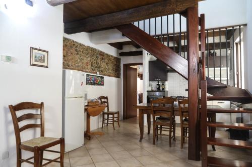 奥莱焦Piccola Corte的厨房以及带桌椅的用餐室。