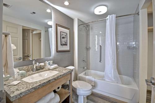 皮博迪Homewood Suites Boston Peabody的一间带水槽、浴缸和卫生间的浴室