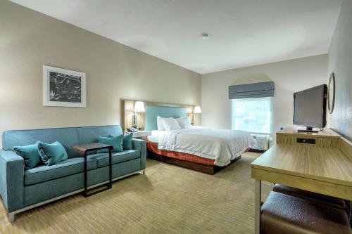 巴达维亚巴达维亚汉普顿旅馆的酒店客房,配有床和沙发