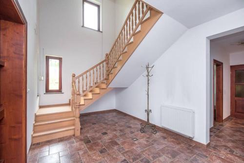 布伦纳Brenna-Dom z Basenem, Sauną i Jacuzzi的房屋内的楼梯,铺有瓷砖地板
