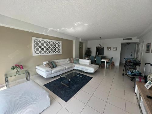 迈阿密海滩Entire Beach Front Condo w/ pool Amazing view 4pax的客厅配有沙发和桌子