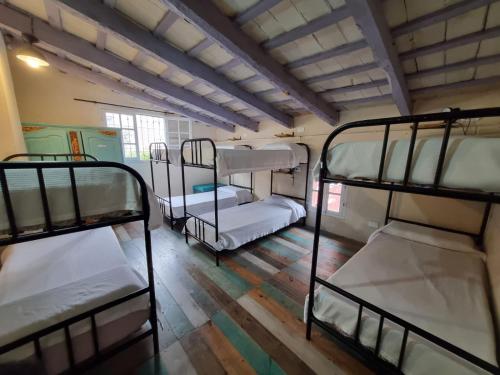 萨尔塔Punto Salta Hostel的一间设有三张双层床的客房