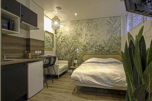 鲁昂CosyRouen Bali Spa Hamman的一间卧室配有一张床,厨房配有水槽