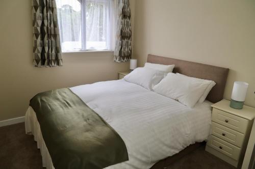 基洛格林Centrally located house on Ring of Kerry的卧室设有一张白色大床和一扇窗户。