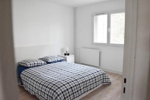 马恩河畔的尚格尼Appartement 4 Chambres的白色的卧室设有床和窗户