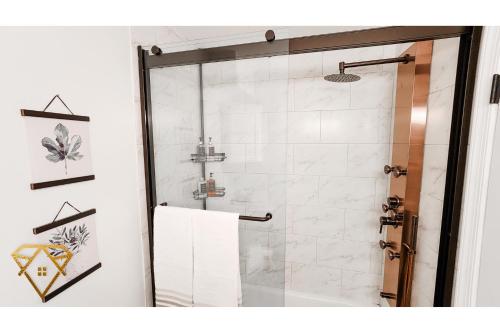 华盛顿Executive luxury for work or play in DC!的带淋浴的浴室和玻璃门