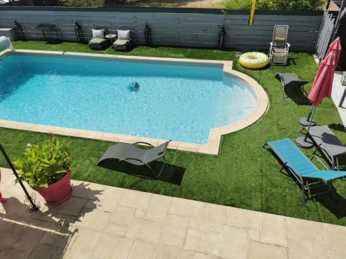 Roézé-sur-SartheChambre double dans villa avec piscine salle de bains privée的享有庭院游泳池的顶部景色