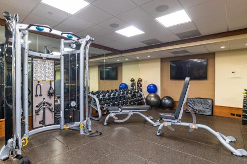 拉海纳The Whaler Resort的健身房设有跑步机和健身器材