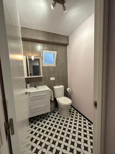 梅里达Imperium Apartamentos Centro Parking Gratis的浴室铺有黑白瓷砖地板,设有白色卫生间。