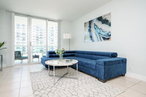 好莱坞Modern 1 BDR Oceanview with direct beach access!的客厅配有蓝色的沙发和桌子