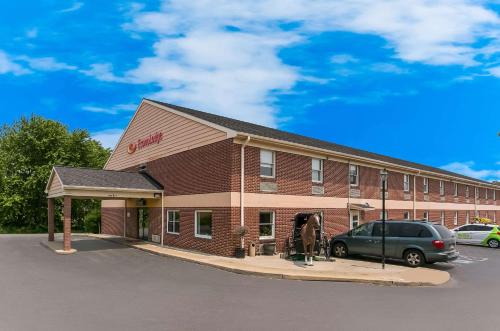 兰开斯特Econo Lodge Amish Country的停车场内有停车位的建筑物