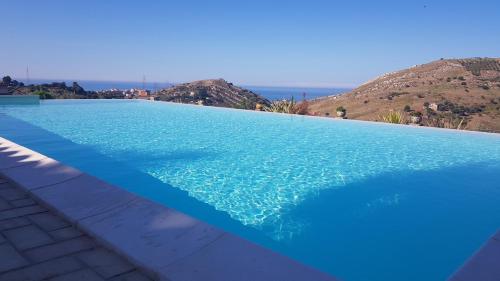 阿格里真托罗巴德普皮住宿加早餐旅馆的蓝色的海景游泳池