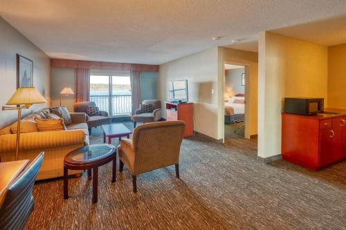 坎贝尔河安佳套房旅馆的酒店客房设有沙发和客厅。