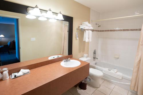 坎贝尔河安佳套房旅馆的一间带水槽、卫生间和镜子的浴室