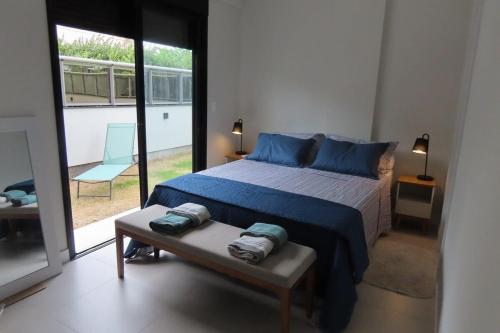 弗洛里亚诺波利斯Apartamento Garden em condomínio clube的一间卧室配有一张带蓝色枕头的床。