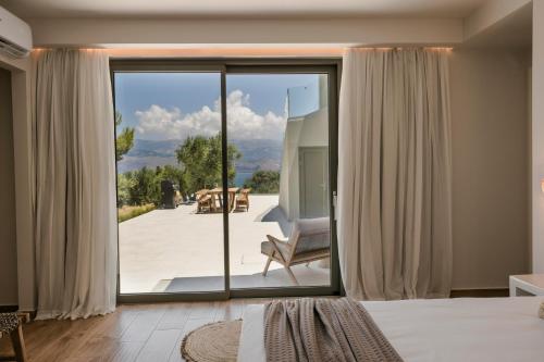 里科索翁Villa Sensi的卧室设有滑动玻璃门,可通往庭院。
