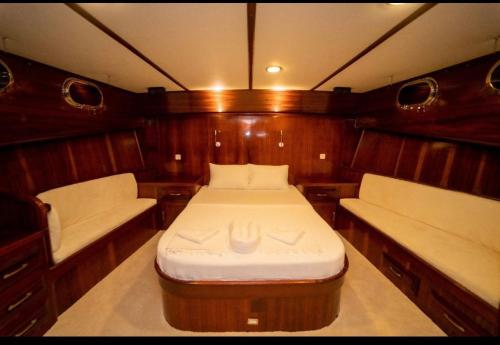 费特希耶Göcek Bays and Islands的小房间,船上有一张床