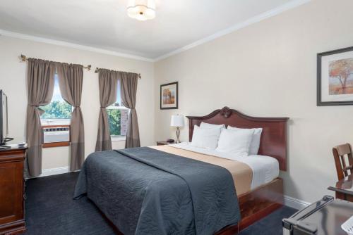 洛杉矶好莱坞历史酒店的酒店客房设有床和窗户。