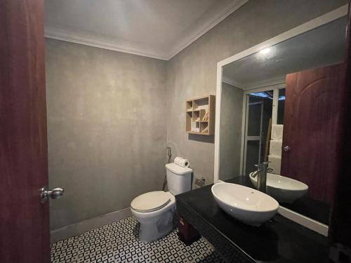 瓜隆岛SCARLET SAILS BUNGALOW的浴室配有白色卫生间和盥洗盆。