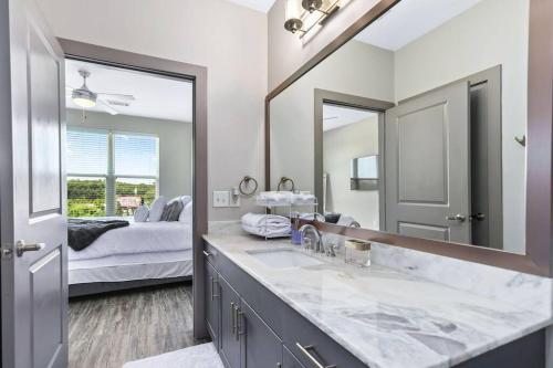 亚特兰大Luxury Buckhead Apartment的一间带水槽和大镜子的浴室