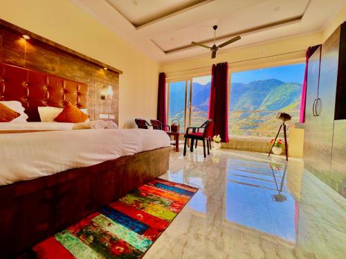 穆索里Sitara Hotel & Resort, ! Most Awarded Property in Mussoorie的一间带大床的卧室和一个游泳池