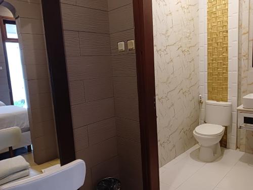 梭罗阿尔萨拉姆西里阿旅馆的一间带卫生间和淋浴的浴室