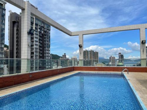 香港华美达海景酒店的建筑物屋顶上的游泳池