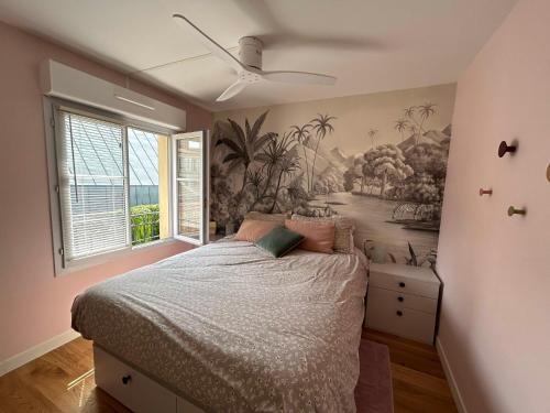 波尔多T2 Cosy et calme en plein centre的卧室配有一张床,墙上挂有绘画作品