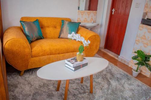 基利菲Emap Homes-Urban studios的带沙发和咖啡桌的客厅