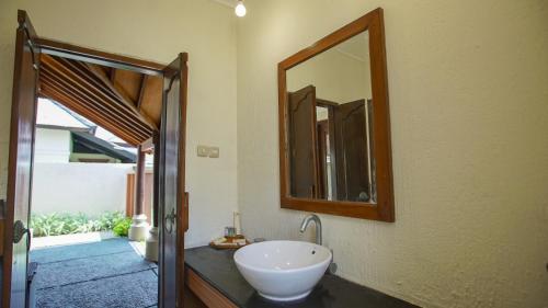 丹戎勒松佳丽嘉度假酒店 - 淡桔乐松的浴室设有水槽和墙上的镜子