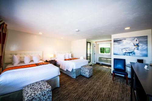 西雅茅斯Cape Sands Inn的酒店客房配有两张床和一张书桌