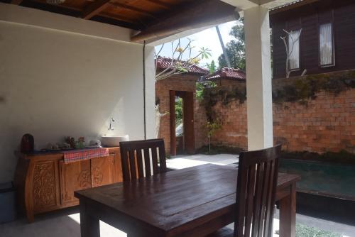 德格拉朗Ubud Sawah Scenery Villa and Homestay的一张木桌和两张椅子