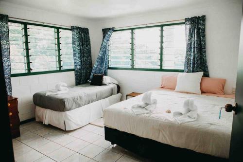 阿皮亚Heavenly Home的带两张床和两个窗户的房间