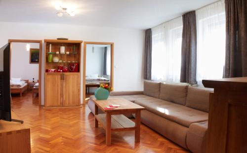 佩奇KeramikArt-Wohnung的客厅配有沙发和桌子