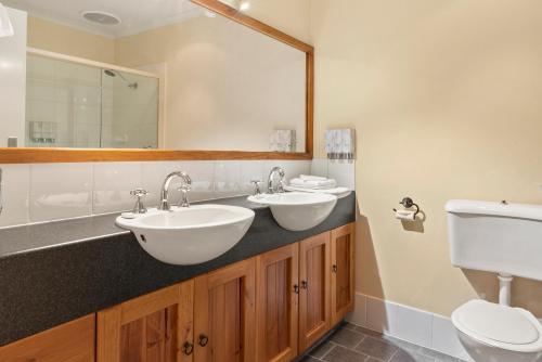 伦马克Hotel Renmark的一间带两个盥洗盆和卫生间的浴室