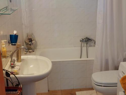 雅莎尼奥PORTO KATSIKI-HOME的一间带水槽、浴缸和卫生间的浴室