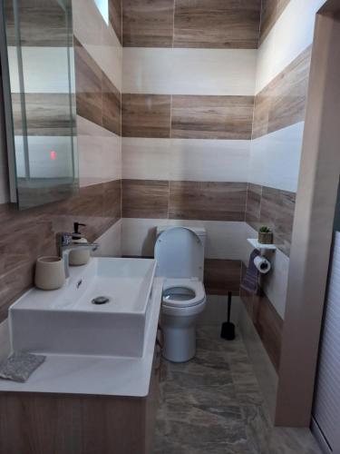 卡特勒博尔纳En-suite Rooms in shared appartment的浴室配有白色水槽和卫生间。