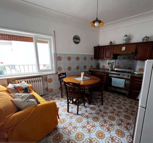 阿纳卡普里Casa Dora的一间带桌子的客厅和一间厨房