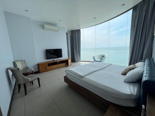 头顿Nancy Grand Vung Tau Villa的一间卧室配有一张床,享有海景