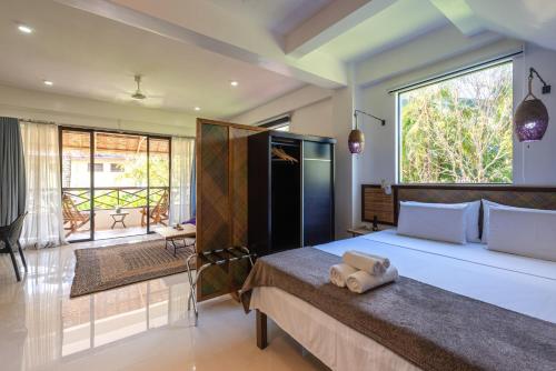 卢纳将军城Kalipay Resort Siargao的一间带大床的卧室和一个阳台